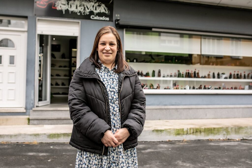 Silvia Castiñeira en la fachada de su tienda física en Camariñas